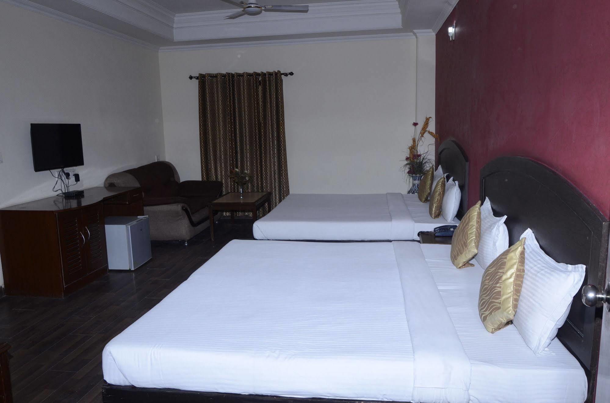 Fabexpress Grand Shoba Hotel New Delhi Exterior photo