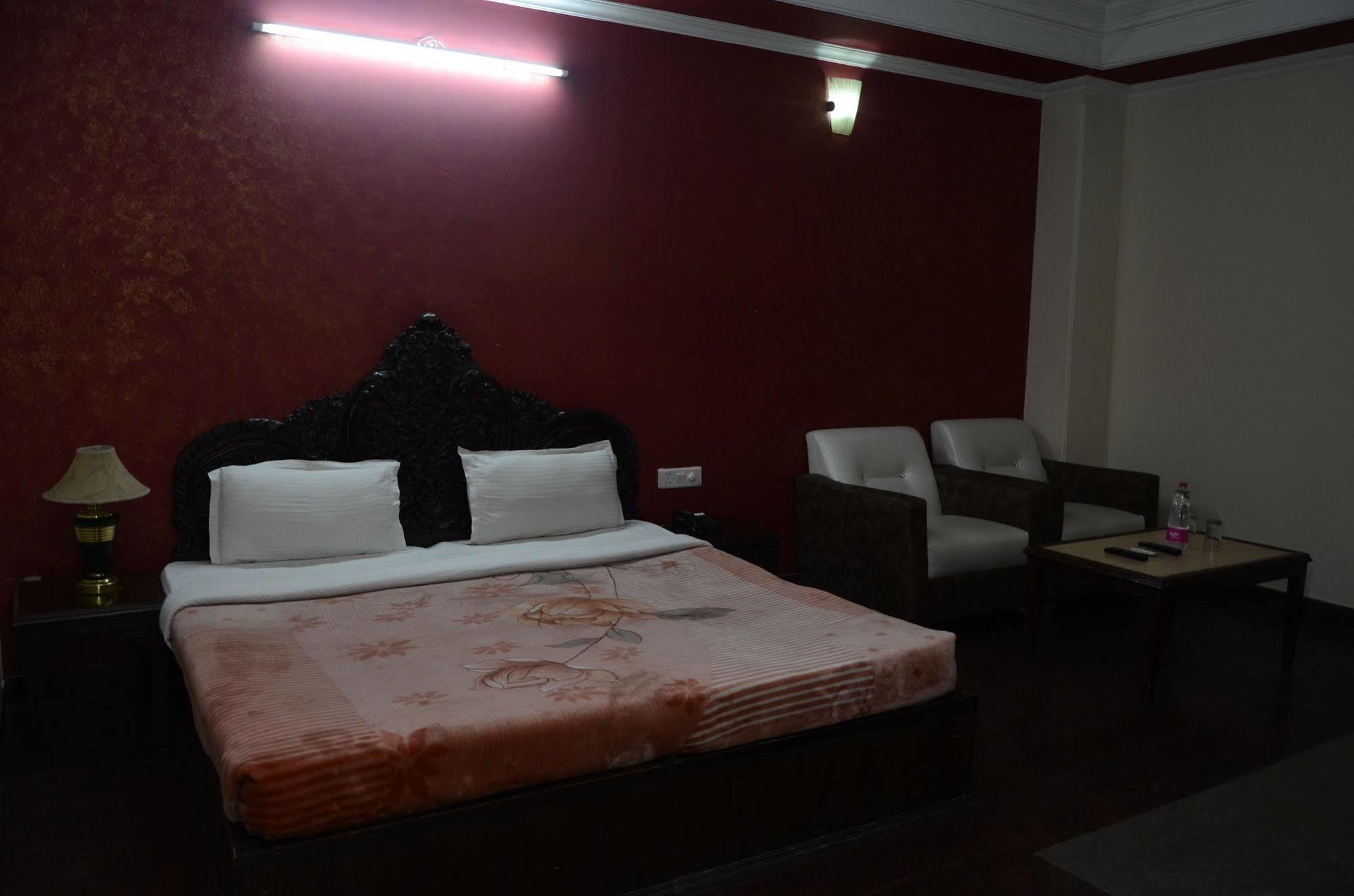 Fabexpress Grand Shoba Hotel New Delhi Exterior photo